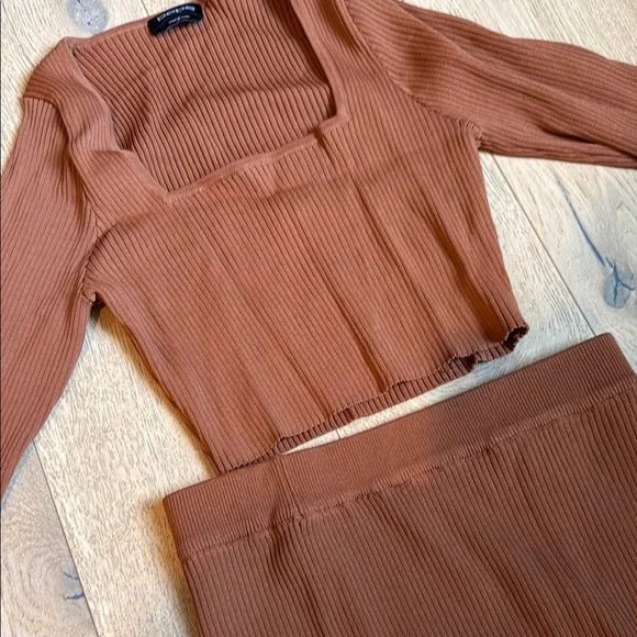 Bebe Rust Ribbed Crop Top with matching skirt - Picture 3 of 4